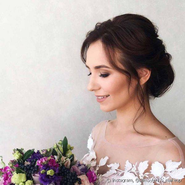 Para casamentos de dia, as noivas morenas podem usar makes bem naturais (Foto: Instagram @samoylenko_makeup)